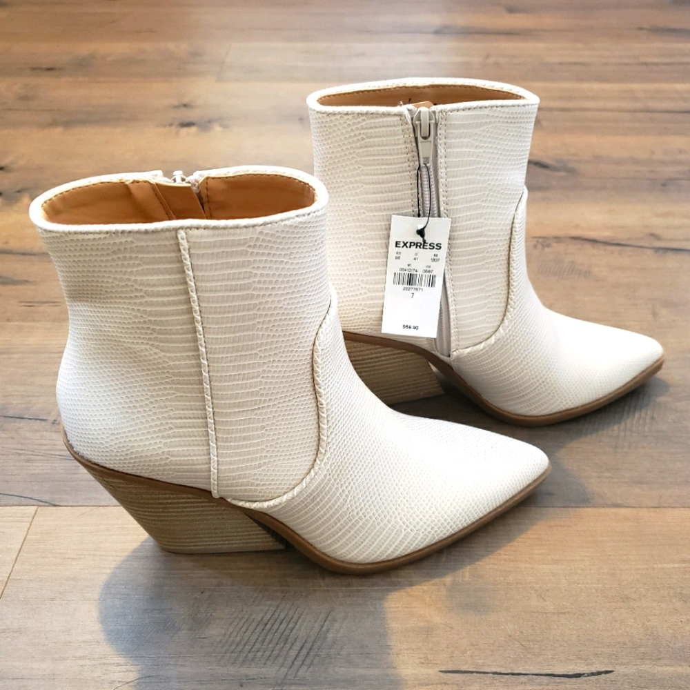 (NWT) White Snakeskin Cowgirl Boots